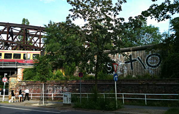 Reste der Mauer an der Liesenstraße. Foto: Ralph Hoppe