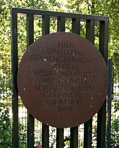 Denkmal am ehemaligen „Weibergefängnis“ Barnimstraße. Foto: Ralph Hoppe