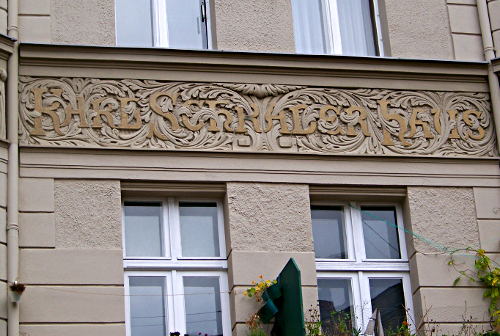 Namensschrfitzug am Karl-Schrader-Haus. Foto: Jörg Zintgraf