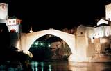 Die Alte Brücke in Mostar bei Nacht. Foto: Paul Gronert