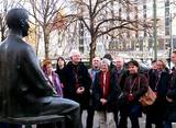 Am Brechtdenkmal in Berlin. Foto: Jörg Zintgraf