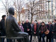 Literarische Stadtführung am Brecht-Denkmal. Foto: Jörg Zintgraf