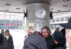 Stadtführer Matthias Rau an der Weltzeituhr auf dem Alexanderplatz. Foto: Jörg Zintgraf