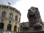 Am Parlamentsgebäude Stortinget in Oslo. Foto: Sigrid Harms
