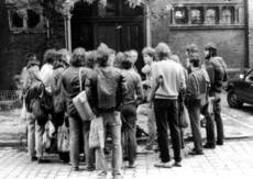 Bei der StattReisen-Führung 'Hallo Roter Wedding' in den 1980er Jahren vor der 'Wiesenburg'
