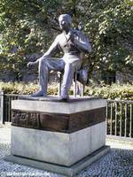 Heinrich Heine Denkmal hinter der alten Wache