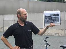 Stadtführer Ralph Hoppe an der Mauer-Gedenkstätte