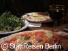 Pizza mit Salat